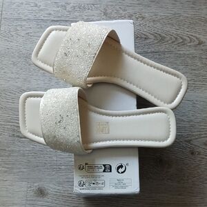 NWT Cream Textured Sandals with Open-Toe Design Size CN39 US 7.5-8